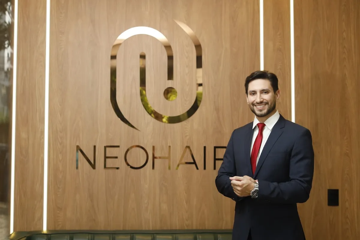 Foto de Dr. Alejandro Calvo - transplante Capilar - tricologia - CLINICA NEOHAIR