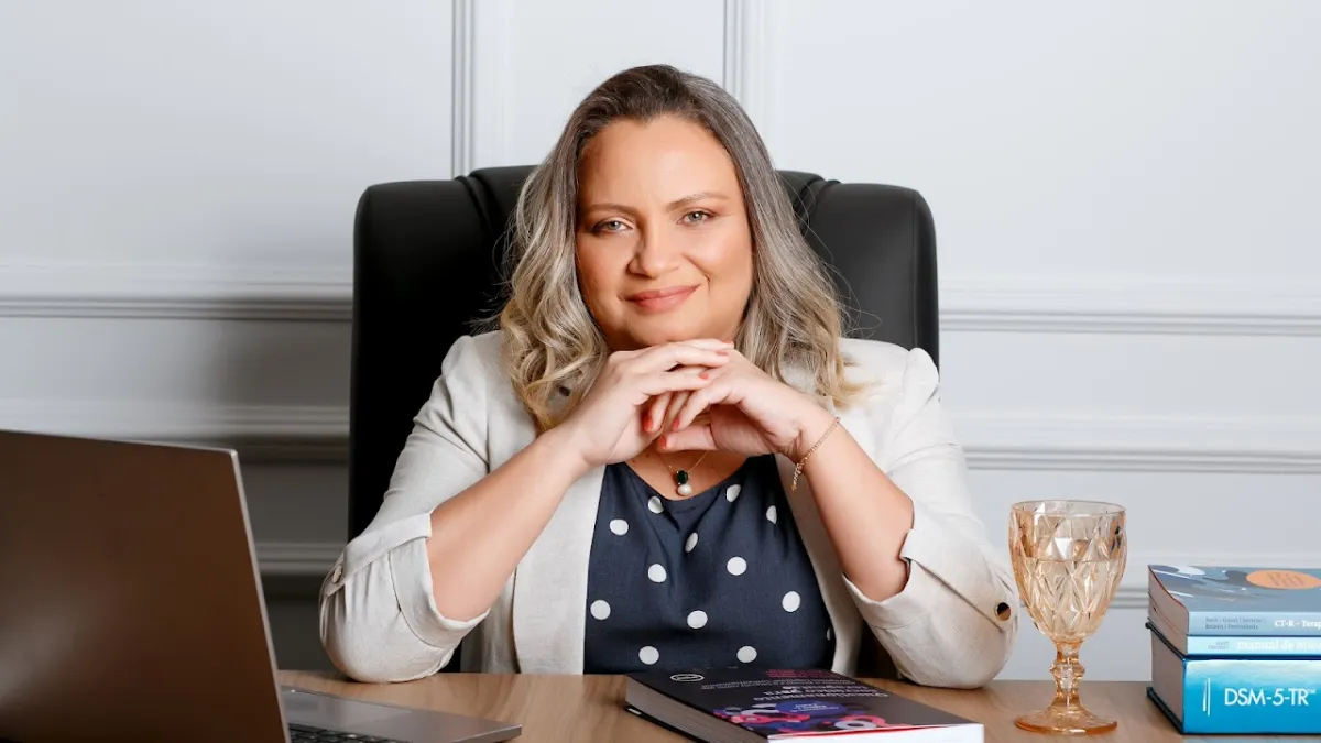Foto de Psicóloga Lilian Silvestre I Terapia Presencial e Online I Adolescentes e Adultos I Brasil e Exterior.