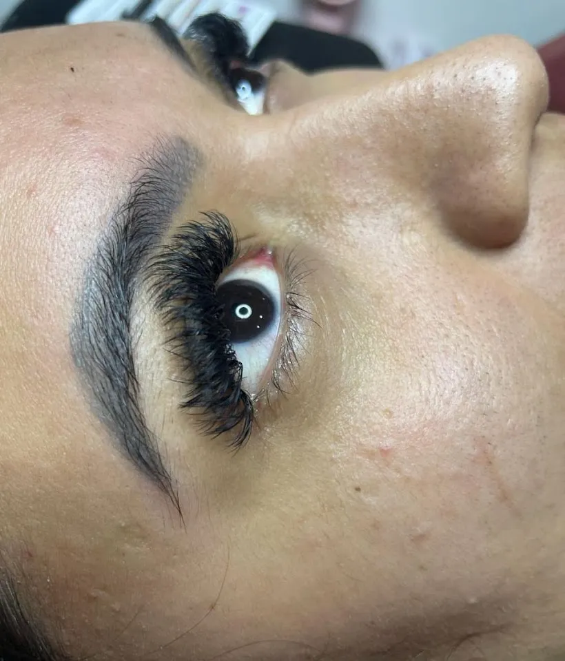 Foto de Erica Cilios e Maquiagem